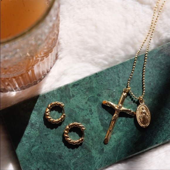 💫18K Gold Plated Virgin Mary Cross Necklace - Picture 3 of 6